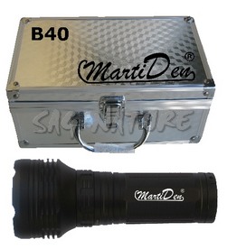 0806234 - LAMPADA-TORCIA B40 MARTIDEN 1147 LM - DISTANZA DI ILLUMINAZIONE 700 MT - C/FODERO E BATTERIE - PESO 435 G - 185X47X75 MM - SAG NATURE