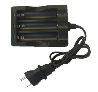 0806258 - CARICABATTERIA PER TRE BATTERIE 18650 - ALIMENTAZIONE 220V