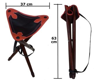 1709010 - SGABELLO TREPIEDE IN LEGNO E SEDUTA IN PELLE ED INSERTI ARANCIO CON TRACOLLA PER IL TRASPORTO - SAG NATURE