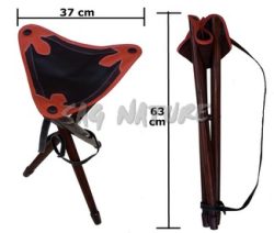 1709010 - SGABELLO TREPIEDE IN LEGNO E SEDUTA IN PELLE ED INSERTI ARANCIO CON TRACOLLA PER IL TRASPORTO - SAG NATURE