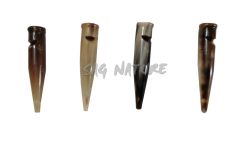 5401011 - FISCHIETTO TONO SINGOLO IN CORNO DIVERSE SFUMATURE - COMPLETO DI LACCETTO - LUNGHEZZA 8 CM - SAG NATURE