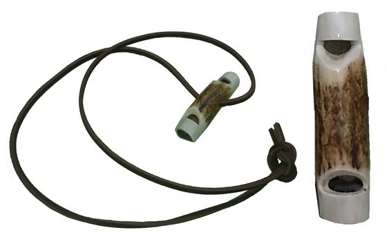5401009 - FISCHIETTO DOPPIO IN CORNO DI CERVO (TRILLO E FISCHIO) - LUNGHEZZA 6,5 CM - COMPLETO DI LACCIO - SAG NATURE