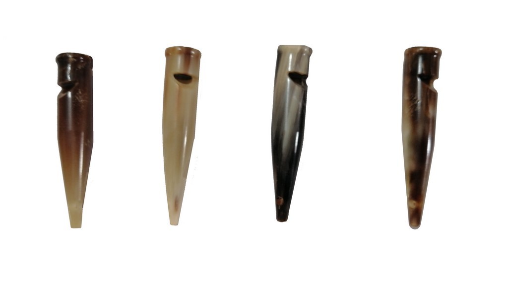 5401011 - FISCHIETTO TONO SINGOLO IN CORNO DIVERSE SFUMATURE - COMPLETO DI LACCETTO - LUNGHEZZA 8 CM - SAG NATURE